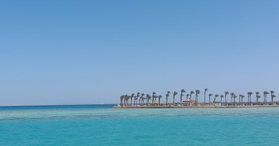 إنقاذ 24 سائحًا فرنسيًا قبل غرق لنش سفارى بحرى جنوب البحر الأحمر  
