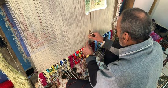 محمد عاشور قصة إبداع فى صناعة السجاد اليدوى عمرها 57 عاما.. تعلم المهنة فى الـ5 من عمره ويعرض لوحاته فى بازارات سقارة.. ويؤكد: "السجاد اليدوى يعيش العمر كله وما يتاقلش بمال"