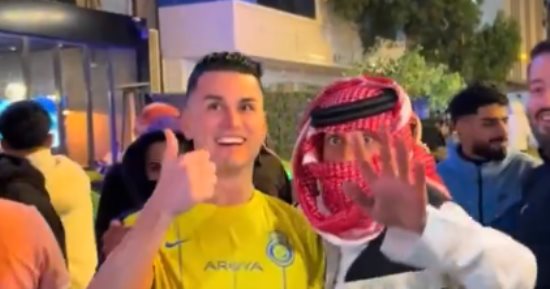 أحدث نسخة من كريستيانو رونالدو تظهر فى السعودية.. فيديو