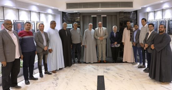 محافظ أسوان يلتقى التجار والجزارين لمواجهة الغلاء وضبط الأسواق
