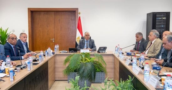وزير الرى يبحث الموقف المائى بالمحافظات مع لجنة إيراد النهر