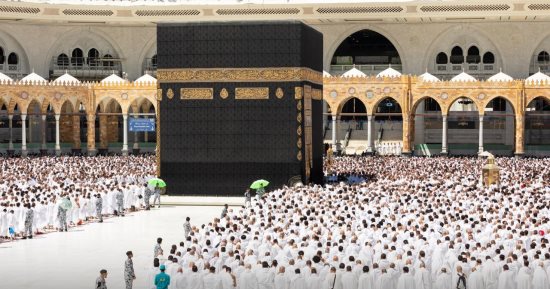 وسط منظومة خدمات متكاملة.. جموع المصلين يؤدون صلاة آخر جمعة من شعبان بالحرم