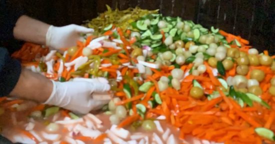 صاحب أقدم محل طرشي بالغورية: البرميل الخشب هو الطريقة الصحيحة للتخليل.. فيديو