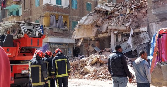 فصل التيار الكهربائى عن موقع انهيار منزل الساحل