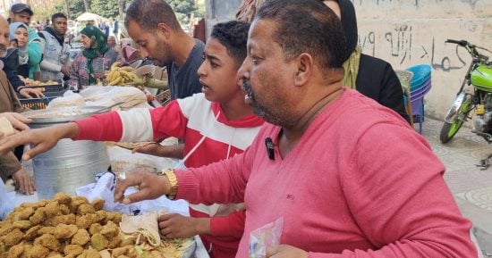 مواطن يوزع سندوتشات وفاكهة مجانا على المواطنين فى سوق الجمعة بالإسكندرية.. فيديو