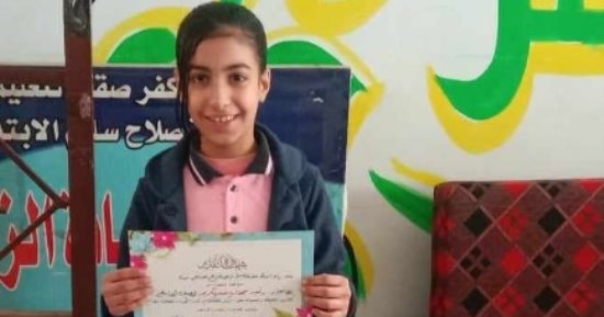 رقية جمال فنانة فى رابعة ابتدائى تعشق التفوق الدراسى والرسم 