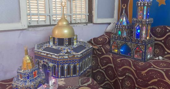اللى اتكسر يتصلح.. عاطف يصنع الفوانيس والمساجد من بواقى الزجاج بقنا.. فيديو