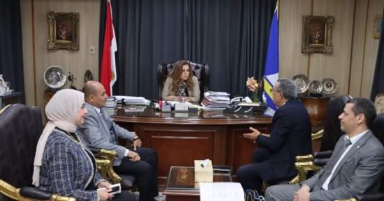 محافظ دمياط تتسلم بونات المواد الغذائية تمهيدا لتوزيعها على الأولى بالرعاية