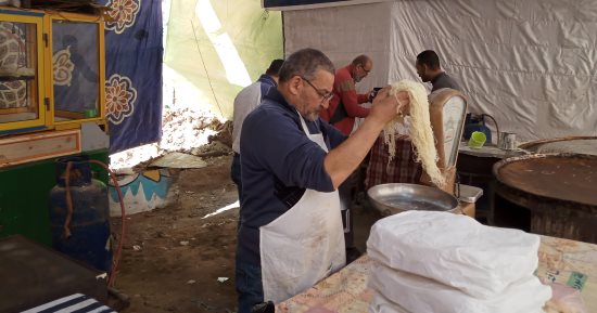 حكاية عم حجاج أقدم كنفانى بالبحيرة.. 50 عاما من الكنافة والقطايف اليدوى