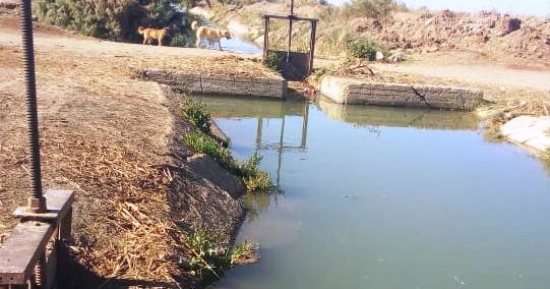 "رى أسوان" تتابع عمل محطات مشروع وادى النقرة بعد شكوى الأهالى.. صور
