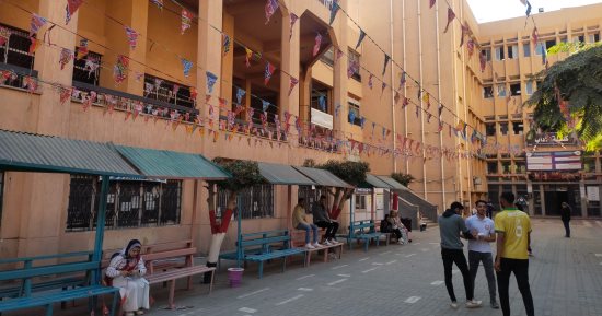 هل هلالك شهر مبارك.. طلاب جامعة بنها يزينون كلياتهم بزينة رمضان.. فيديو