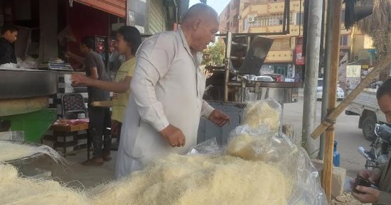 هلت روايح رمضان.. شاهد صناعة الكنافة والقطايف فى الوادى الجديد.. فيديو