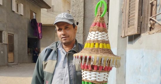حالو يا حالو.. أسرة بالشرقية تبدع فى صنع فوانيس رمضان من عيدان الحنة.. صور