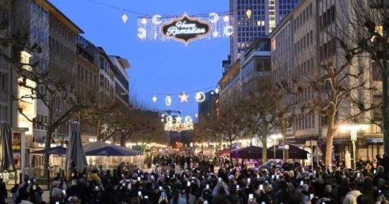 شوارع فرانكفورت بألمانيا تتزين بمناسبة حلول شهر رمضان المبارك