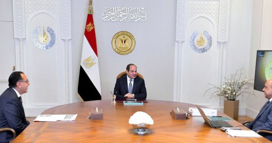 الرئيس السيسى يطلع على جهود الحكومة لتنفيذ حزمة الدعم الاجتماعى المتخذة مؤخرا.. ويوجه بالاستمرار فى تنفيذ خطة تحسين الأداء الخاصة بالشركات والمصانع التابعة لقطاع الأعمال والتركيز على الشراكة مع القطاع الخاص