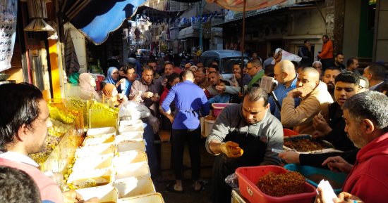 الفطار مايحلاش إلا بالمخلل.. زحام على المحلات فى القليوبية "فيديو وصور"