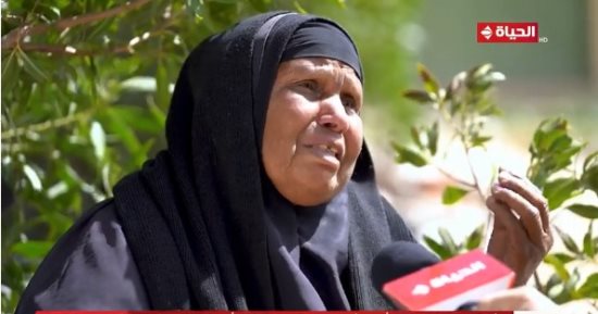 سيدة مسنة لـ واحد من الناس: بربى أيتام ونفسى فى أنبوبة.. والليثى يهديها 5 آلاف جنيه