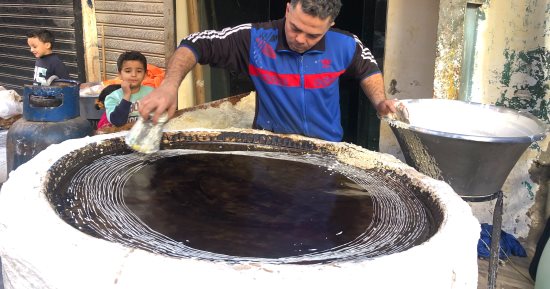 البلدى يوكل.. كنافة بلدى عند عم طارق فى البراجيل حاجة تانية.. فيديو