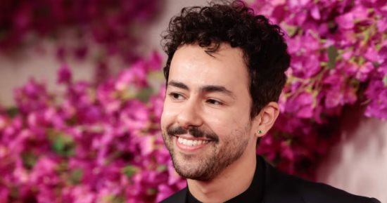 نجوم عالميين يرتدون دبوس Artists4Ceasefire دعما لغزة بحفل الأوسكار