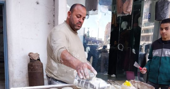 القطايف فى دمياط حاجة تانية.. شاهد "عم توكل" يتحدث عن سر الصنعة