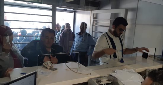 البنوك ومكاتب الصرافة تستقبل المواطنين من أجل تحويل الدولار إلى جنيه