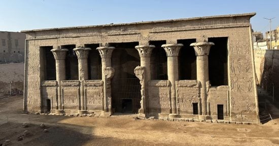 "معبد خنوم" فى مدينة إسنا شاهد على عظمة التاريخ.. بناه الملك تحتمس الثالث لعبادة الإله خنوم "إله الخلق" لدى الفراعنة.. ويضم 24 عموداً بديعا يتم ترميمها فى أضخم مشروع قومى.. صور