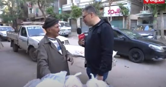 L’une des personnes… Amr El-Laithi rencontre les travailleurs de la capitale administrative et donne 5 000 livres à un vendeur