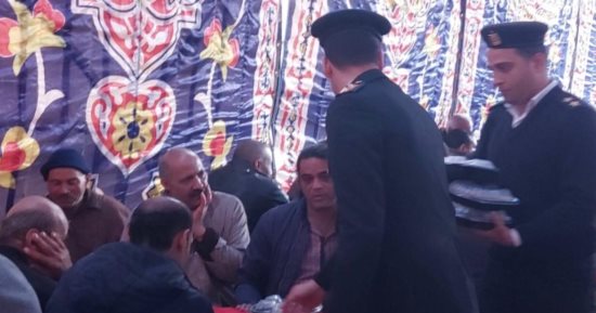 معك فى رمضان.. الداخلية توزع وجبات على المواطنين.. صور  