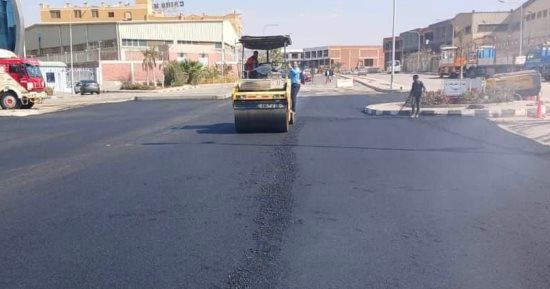 استكمال رصف وتوسعة الطرق وإنهاء مشروع موقف السيرفيس بمدينة إدفو