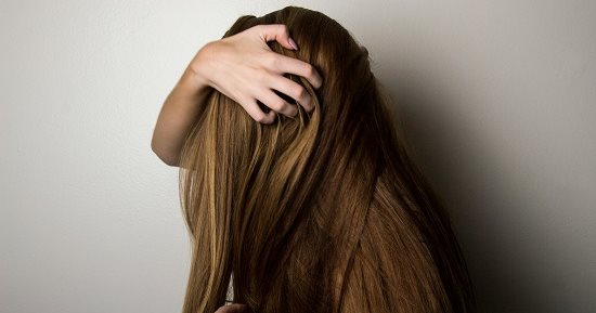وصفات طبيعية لتطويل الشعر بخطوات بسيطة.. مكونات متوفرة في مطبخك