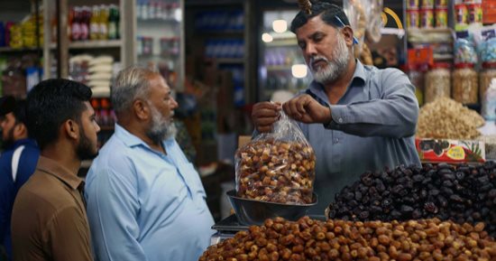 شهر رمضان فى باكستان.. انتعاش الأسواق وموائد الرحمن