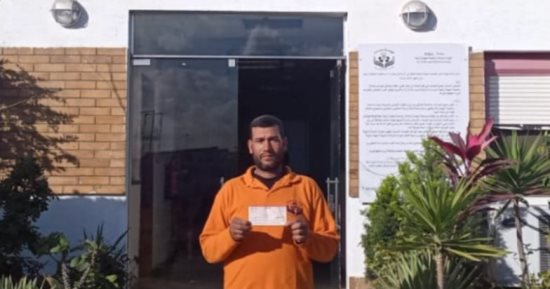 عامل نظافة بالإسكندرية يعثر على شيك بـ75 ألف جنيه ويسلمه إلى أصحابه