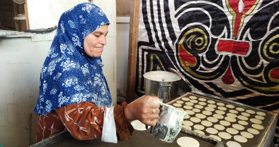 40 سنة بتعمل قطايف.. الحاجة سيدة عندها 60 سنة وتبدع فى صناعة حلويات رمضان.. وتؤكد: الزبائن بتيجى مخصوص لشرائها.. والقطايف والكنافة بتاعتى سافرت السعودية وإيطاليا.. وسر الصنعة فى "النفس".. فيديو وصور