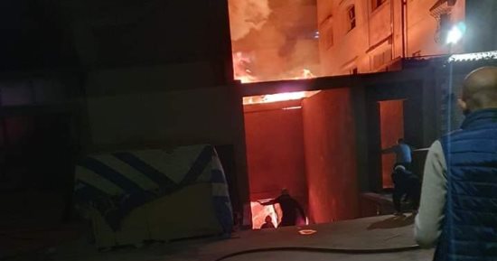 الدفع بـ 8 سيارات إطفاء لإخماد حريق داخل مصنع أثاث وموبيليا فى 15 مايو.. صور