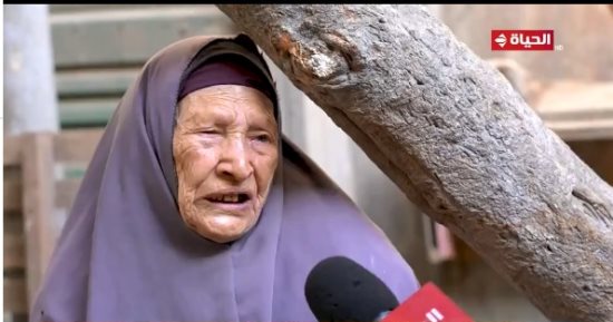دمعت من الفرحة.."واحد من الناس" يجبر بخاطر بائعة خضار ويهديها 5 آلاف جنيه