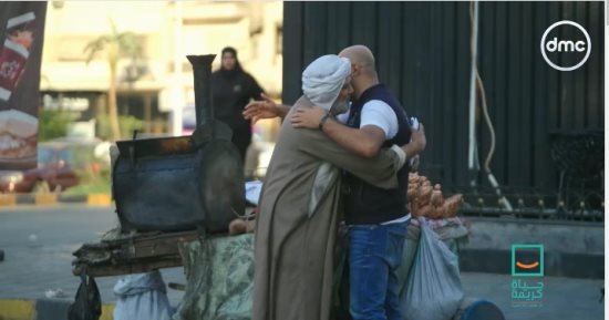 التليفزيون هذا المساء.. "حياة كريمة" تهدى بائع بطاطا 30 ألف جنيه لتجهيز ابنته