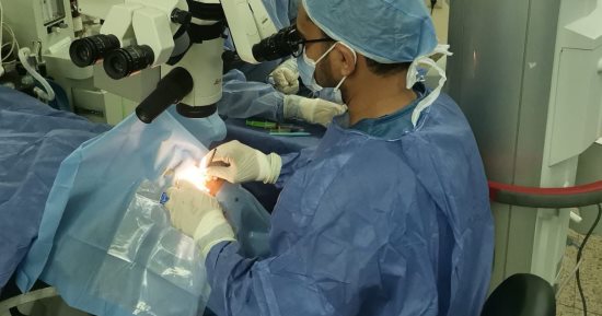فريق طبي بالمستشفى الجامعي ينجح في إنقاذ شاب من العمى فى سوهاج