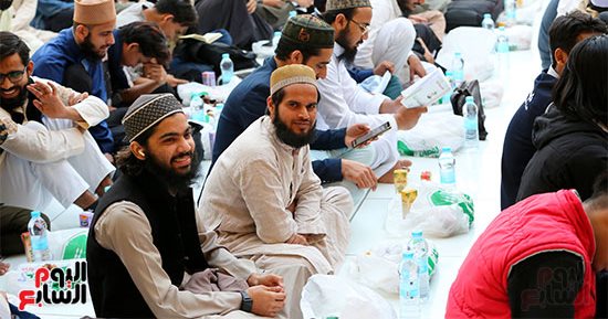 أكبر مائدة إفطار جماعي للطلاب الوافدين بالجامع الأزهر