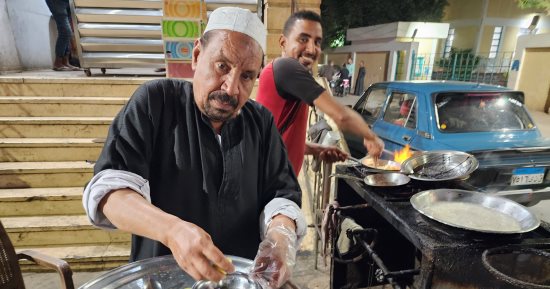 كل أهالي الأقصر عنده.. عم سعد هيسحركم فول بالسمن البلدى بتاع زمان.. صور وفيديو