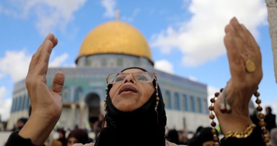 فليسطينيون يؤدون الصلاة فى المسجد الأقصى 