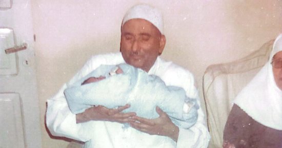 القارئ الفقيه.. أسرة الشيخ محمد عبدالعزيز حصان تروى رحلته فى خدمة القرآن.. نجله: والدى فقد بصره فى سن صغيرة.. التحق بالإذاعة وكان مثله الأعلى الشيخ مصطفى إسماعيل.. وعمل قارئا بمسجد السيد البدوى خلفا للبنا.. صور