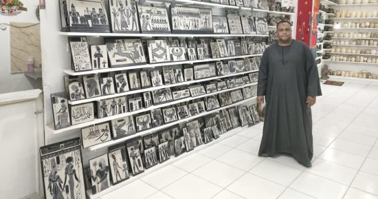 حرف تراثية لا تندثر بالأقصر.. صناعة التحف الفرعونية واللوحات المصرية القديمة والتماثيل والجعران من حجر الألباستر بجبال القرنة.. أعمال متوارثة منذ آلاف السنين.. ومصدر رزق للمئات من شباب البر الغربى.. فيديو وصور