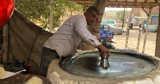 بطعم وريحة زمان.. عم "نادى" 25 سنة بيصنع الكنافة البلدى فى البدرشين