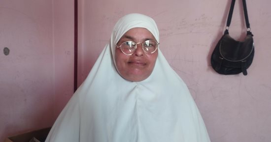 قصة الأم المثالية بالمنيا.. بائعة متجولة ربت ابنين أحدهما من ذوى الهمم