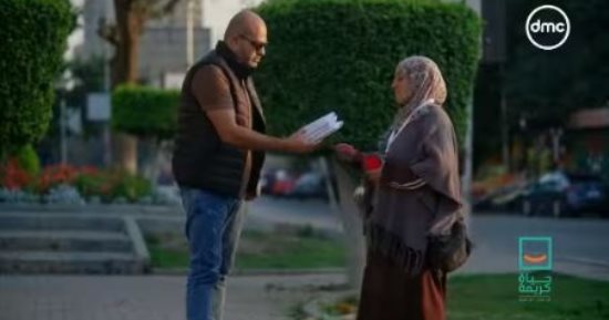 "حياة كريمة" يهدى بائعة أقلام 50 ألف جنيه.. وتؤكد: "شيلتوا الهم عنى".. فيديو