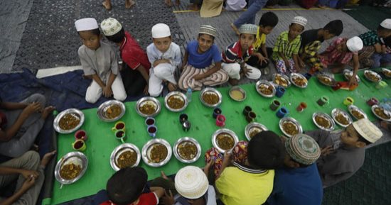 شهر رمضان في ميانمار .. تهجد وقراءة قرآن وموائد رحمن