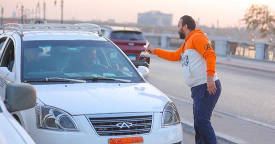 إفطار الصائمين في الشوارع.. توزيع العصائر علي المارة بشبرا