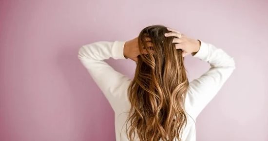فوائد مذهلة لزيت السمسم على الشعر.. علاج وترطيب