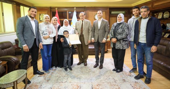 محافظ كفر الشيخ يكرم الأم المثالية وفاء أحمد الثانية على الجمهورية