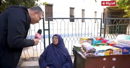 عمرو الليثى يجبر بخاطر سيدة تبيع بلح بالشارع ويهديها مبلغا ماليا.. فيديو